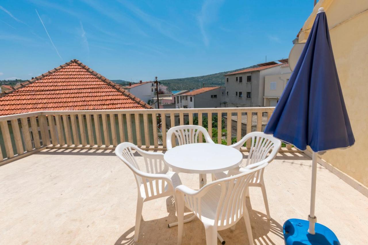 Apartment Smiljan Примоштен Екстер'єр фото